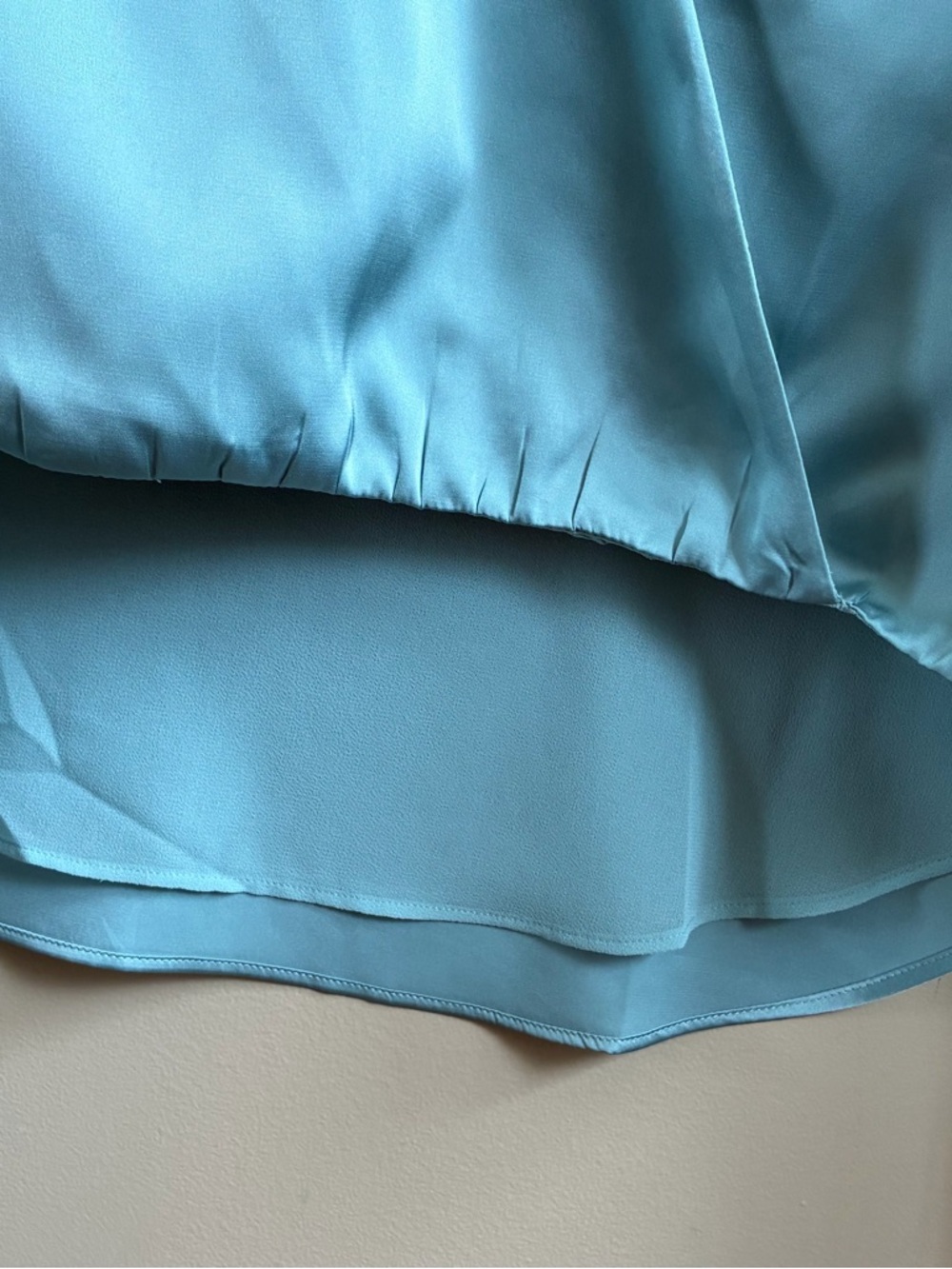 White House Black Market V Neck Satin Blue Green Blouse Size MED - Picture 6 of 7
